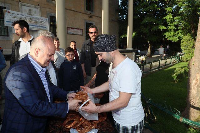 Vali Çakacak, Bayram Namazını Reşadiye Camii’nde kıldı