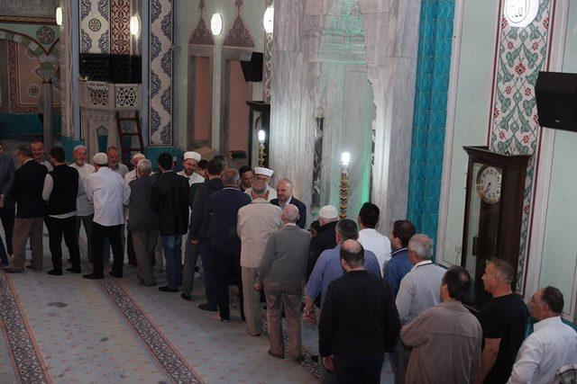 Vali Çakacak, Bayram Namazını Reşadiye Camii’nde kıldı