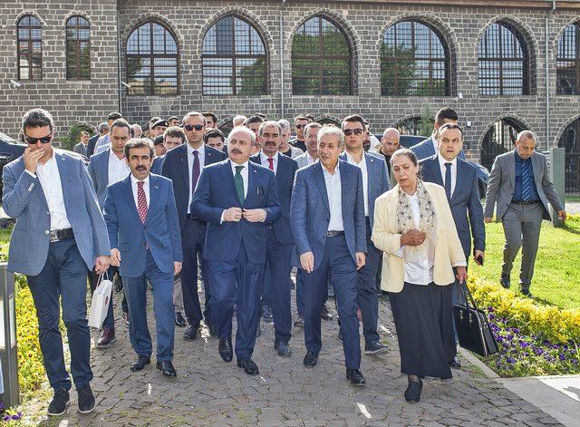 TBMM Başkanı Şentop, Diyarbakır'da vatandaşlarla bayramlaştı