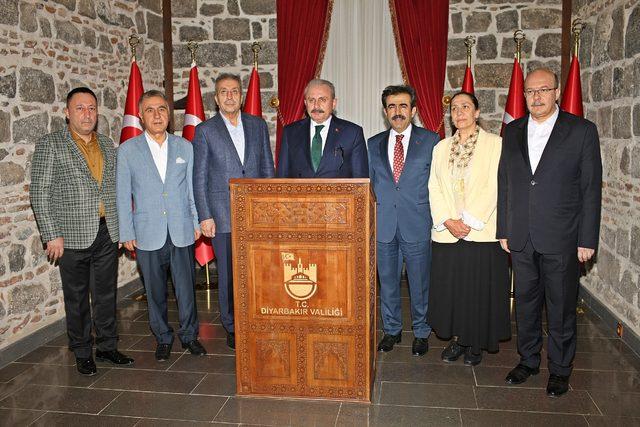 TBMM Başkanı Şentop, Diyarbakır'da vatandaşlarla bayramlaştı