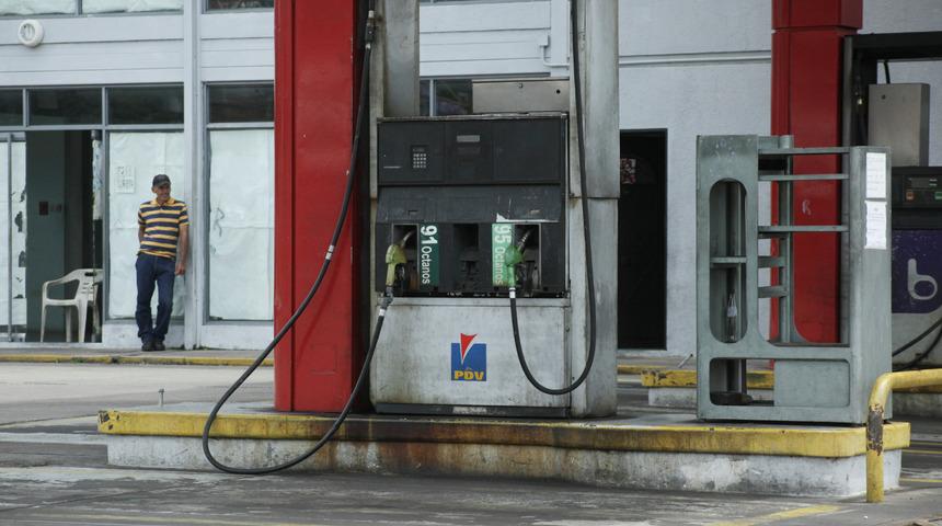 Venezuela'da benzin plakaya g&ouml;re satılmaya başlandı