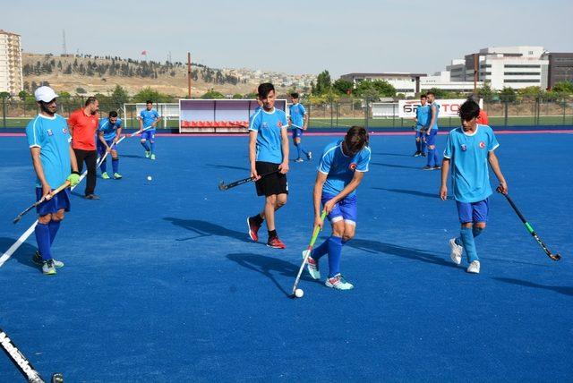 Erkek hokey takımı Avrupa şampiyonası için Alanya’ya gidiyor