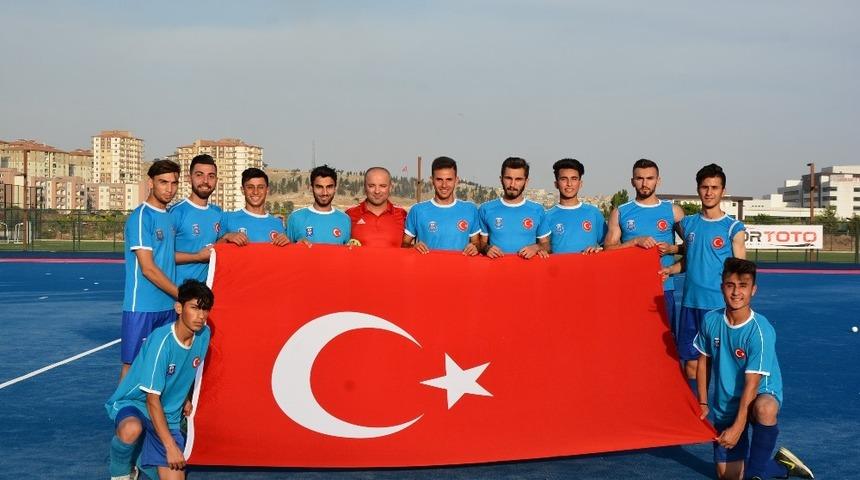 Erkek hokey takımı Avrupa şampiyonası için Alanya’ya gidiyor