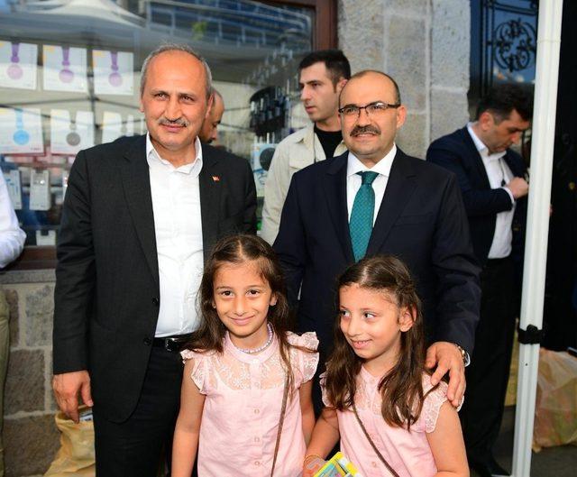 Bakan Turhan, Trabzon’da hemşehrileriyle bayramlaştı