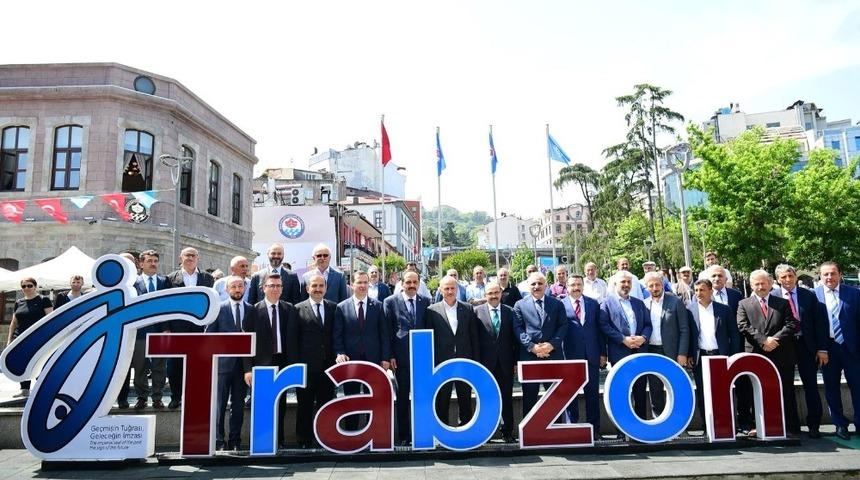 Bakan Turhan, Trabzon’da hemşehrileriyle bayramlaştı