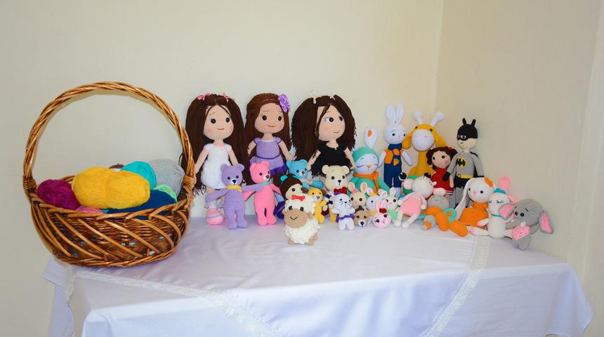 Evinde &uuml;rettiği oyuncakları, sosyal medyadan satıyor