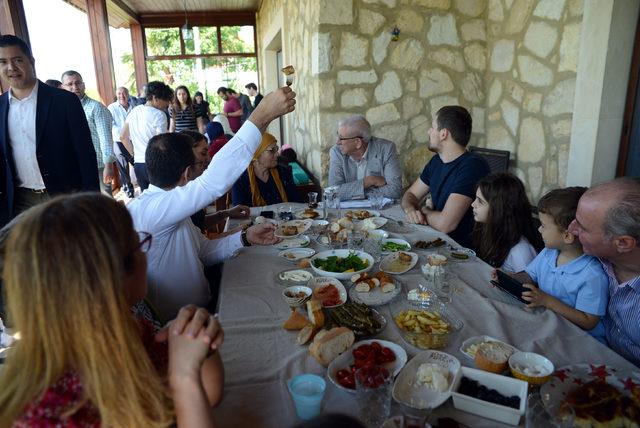 Ekrem İmamoğlu baba evinde bayram kahvaltısı yaptı