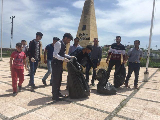 Mahalleli gençler, Ardahan Şehitliği’ni temizledi