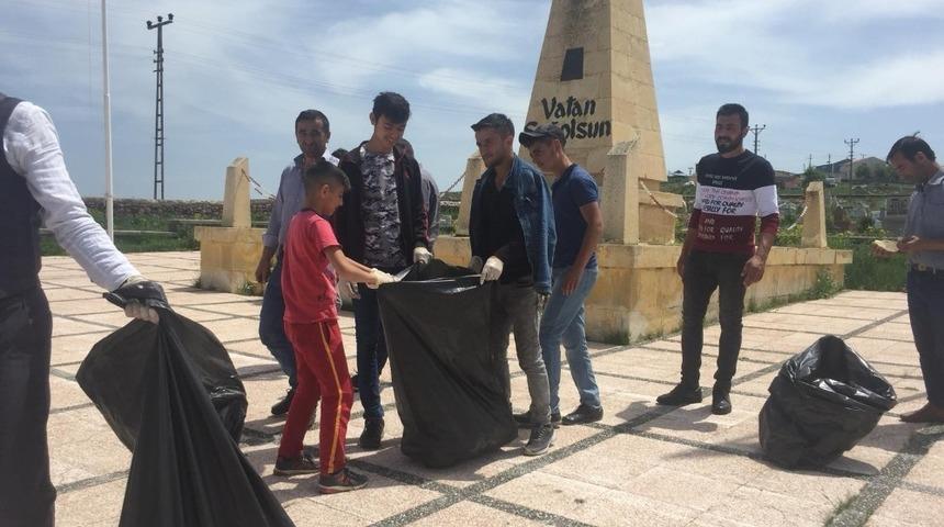 Mahalleli gençler, Ardahan Şehitliği’ni temizledi