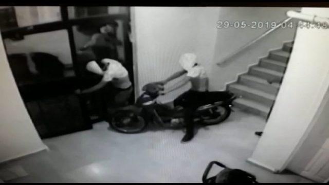 Kameradaki motosiklet hırsızlığının şüphelileri yakalandı