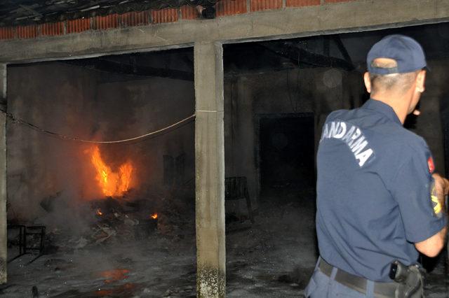 Bayramiç'te iki depo yandı, sahibi fenalaştı