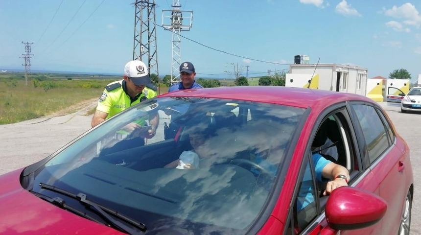 S&uuml;r&uuml;c&uuml; anne ve babaların trafik karnesini &ccedil;ocukları dolduracak