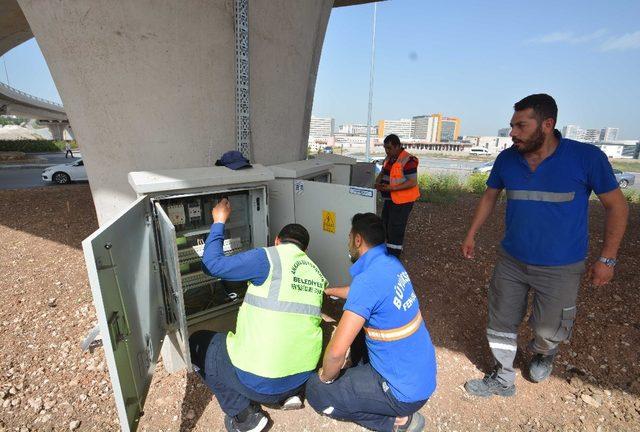 Büyükşehir Belediyesi aydınlatma direklerini yeniledi