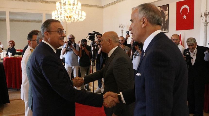 Vali Su, kamu g&ouml;revlileri ve vatandaşlarla bayramlaştı