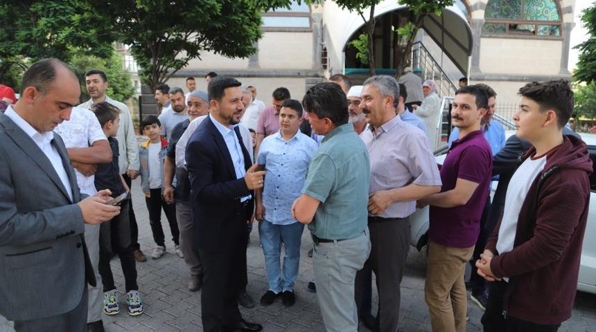 Nevşehir Belediye Başkanı Arı, Bayram namazı &ccedil;ıkışı vatandaşlarla bayramlaştı