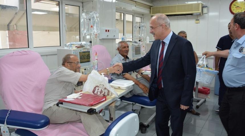 D&Uuml; Başhekimi Kadiroğlu&rsquo;dan hastalara bayram ziyareti