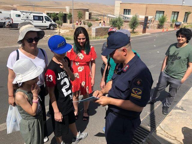 Şanlıurfa’da jandarmadan ceza yerine şeker