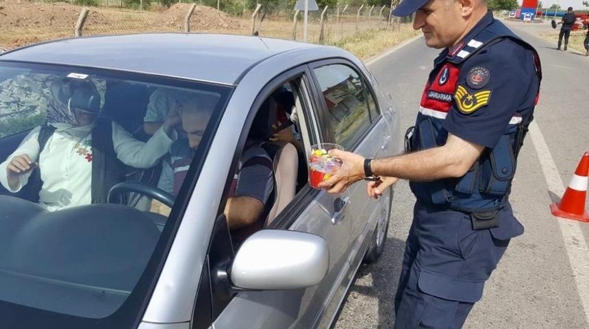 Şanlıurfa&rsquo;da jandarmadan ceza yerine şeker