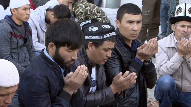 Rusya’da Müslümanlar bayram namazı için camilere akın etti