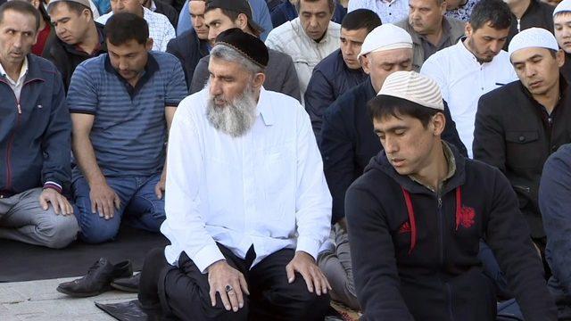 Rusya’da Müslümanlar bayram namazı için camilere akın etti