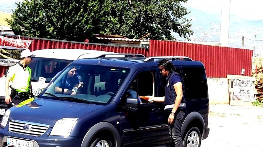 Polisten s&uuml;r&uuml;c&uuml;lere şeker ikramı