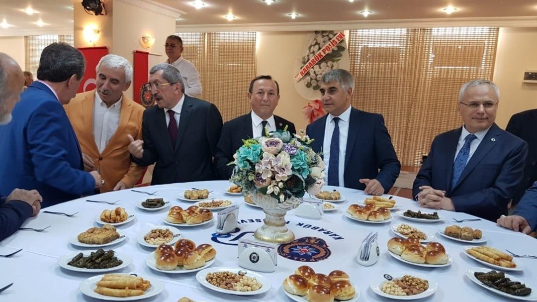 İl protokol&uuml; bir araya gelerek bayramlaştı