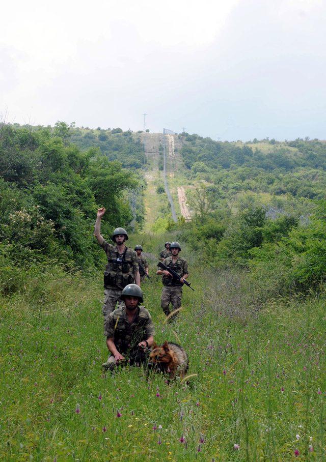 Bulgaristan sınırındaki 'Hudut Kartalları' bayramda görev başında