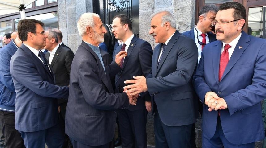 Başkan Zorluoğlu &ouml;nce Trabzonlular ile sonra &ccedil;alışanları ile bayramlaştı