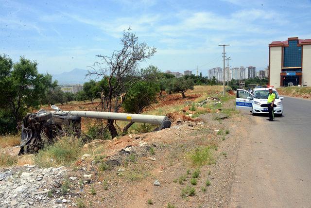 Otomobilin çarptığı direk üzerine devrildi: 3 yaralı