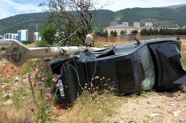 Otomobilin çarptığı direk üzerine devrildi: 3 yaralı