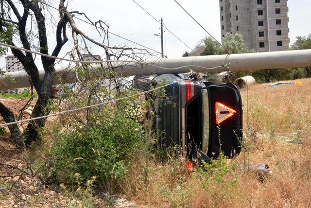 Otomobilin çarptığı direk üzerine devrildi: 3 yaralı