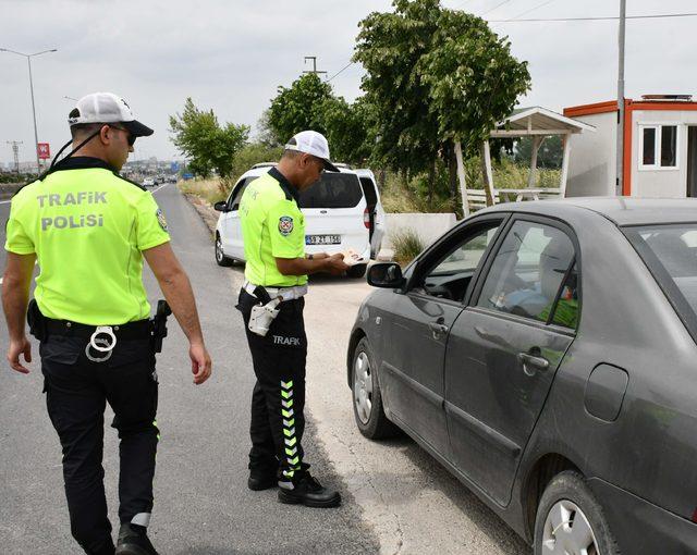 Çorlu'da polis sürücülerin bayramını kutlayıp, uyardı