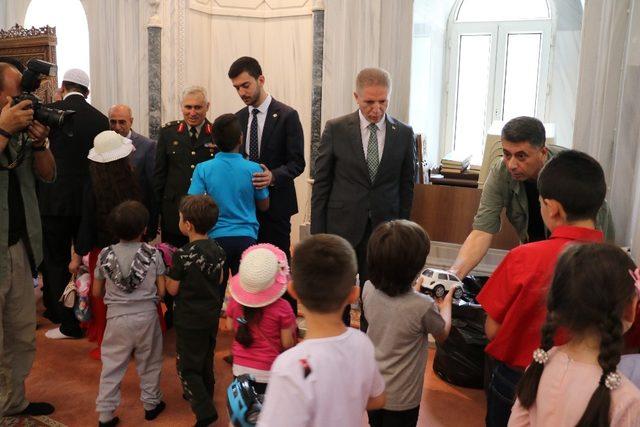 Gaziantep Valisi Davut Gül, vatandaşlarla bayramlaştı