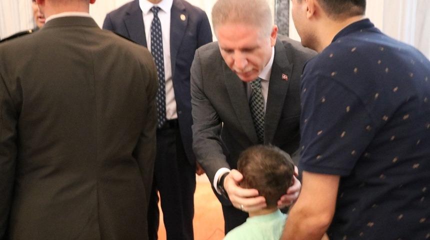 Gaziantep Valisi Davut Gül, vatandaşlarla bayramlaştı