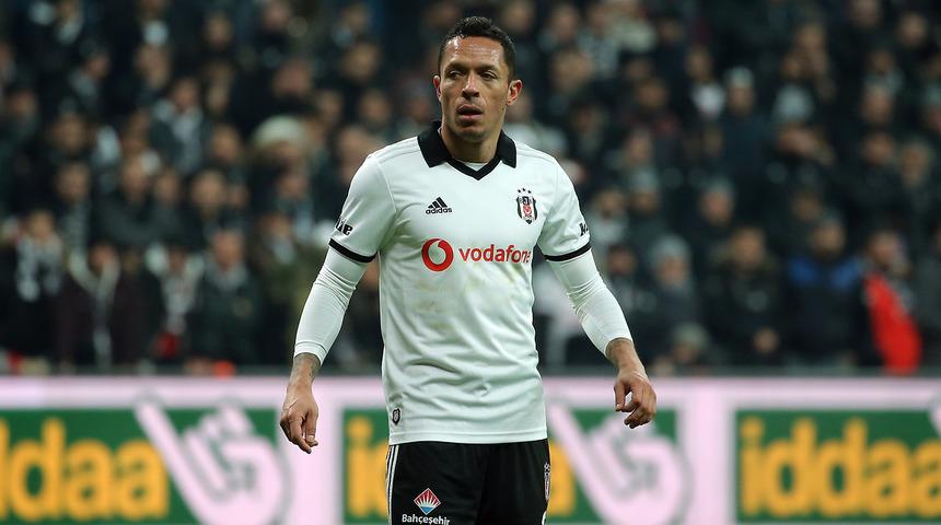 Beşiktaş'tan ayrılan Adriano, Sao Paulo ile anlaştığını açıkladı!