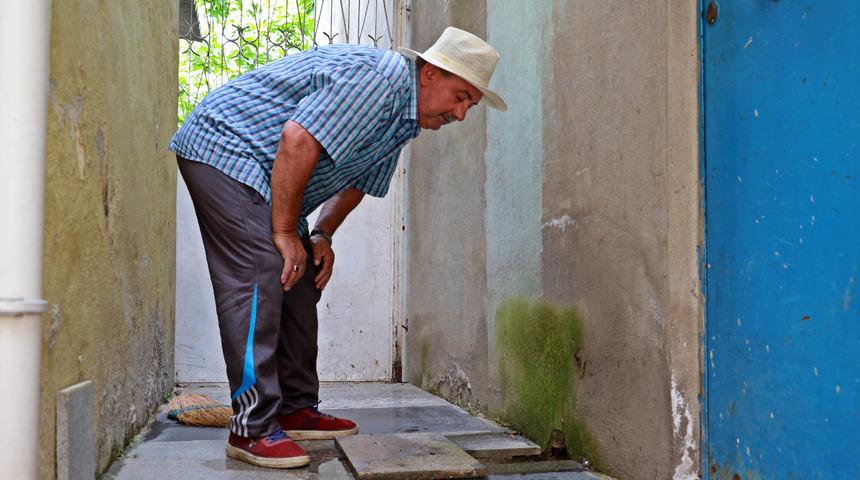 Mahallede b&uuml;y&uuml;k panik: Korku i&ccedil;inde yaşıyoruz
