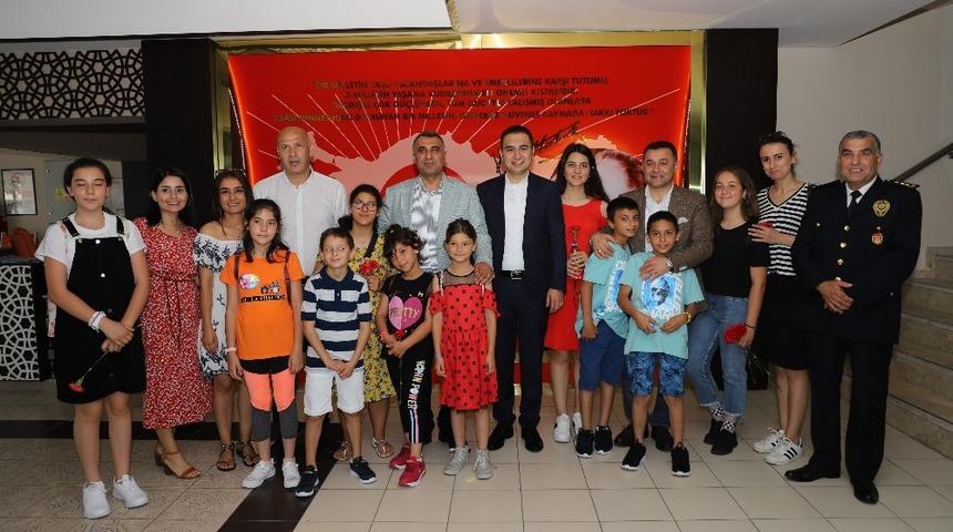 Başkan Y&uuml;cel, protokol ve vatandaşlarla bayramlaştı