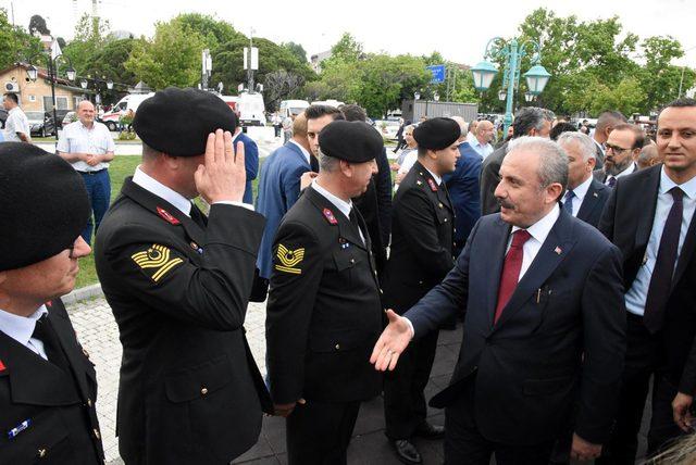 TBMM Başkanı Şentop, Diyarbakır'da vatandaşlarla bayramlaştı (3)