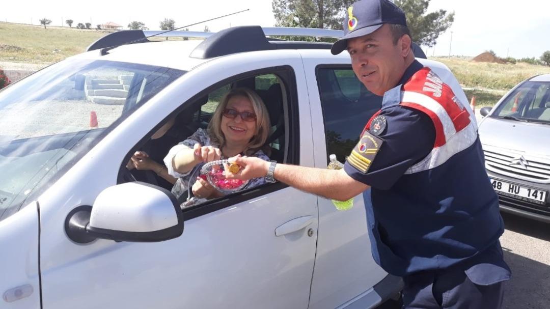 Korkuteli&rsquo;de jandarmadan ceza yerine şeker