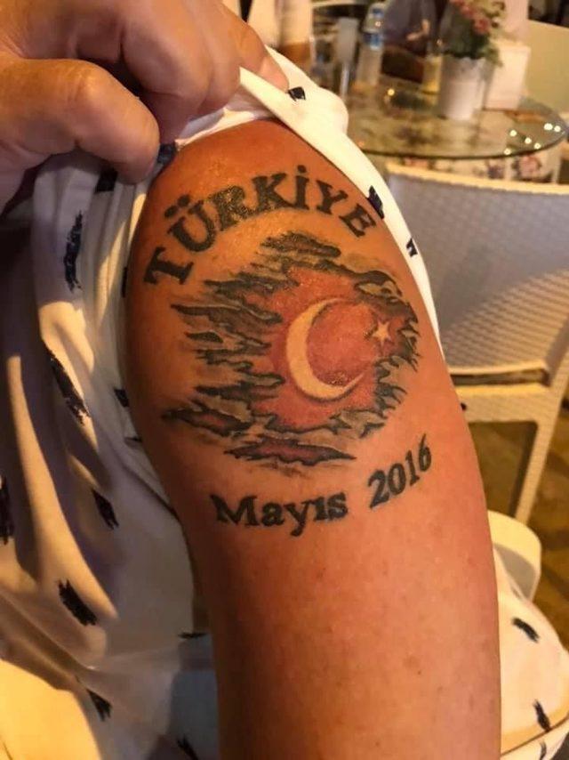 Türkiye aşığı İngiliz polis koluna Türk bayrağı dövmesi yaptırdı