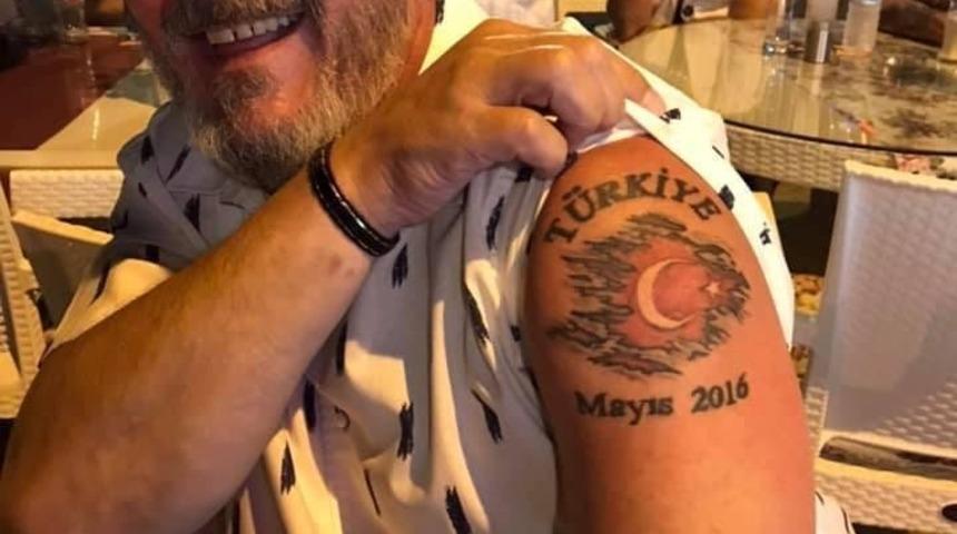 T&uuml;rkiye aşığı İngiliz polis koluna T&uuml;rk bayrağı d&ouml;vmesi yaptırdı