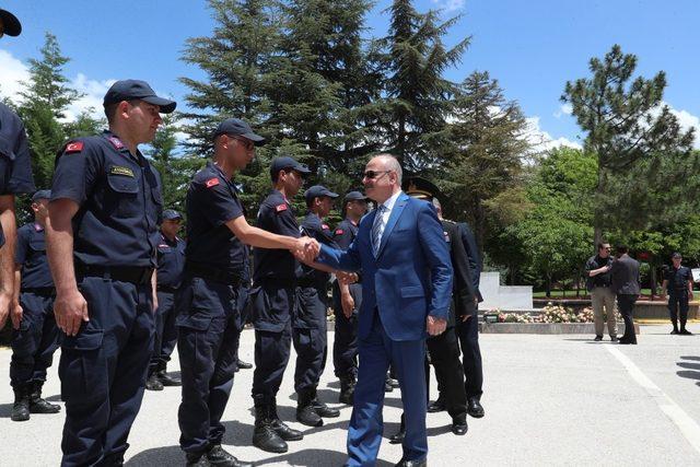 Vali Çakacak, bayramda görev yapan güvenlik güçlerini ziyaret etti