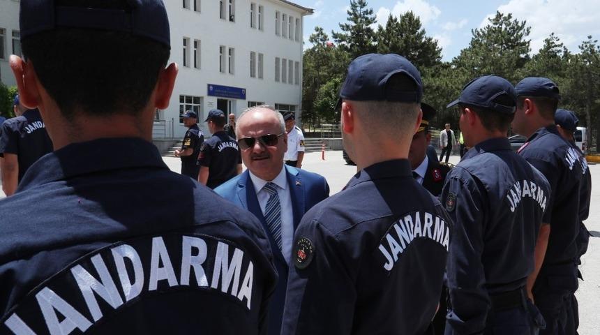 Vali &Ccedil;akacak, bayramda g&ouml;rev yapan g&uuml;venlik g&uuml;&ccedil;lerini ziyaret etti