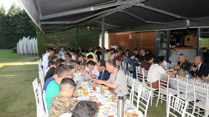 Balıkesir protokol&uuml; &ccedil;ocuklarla kahvaltı etti