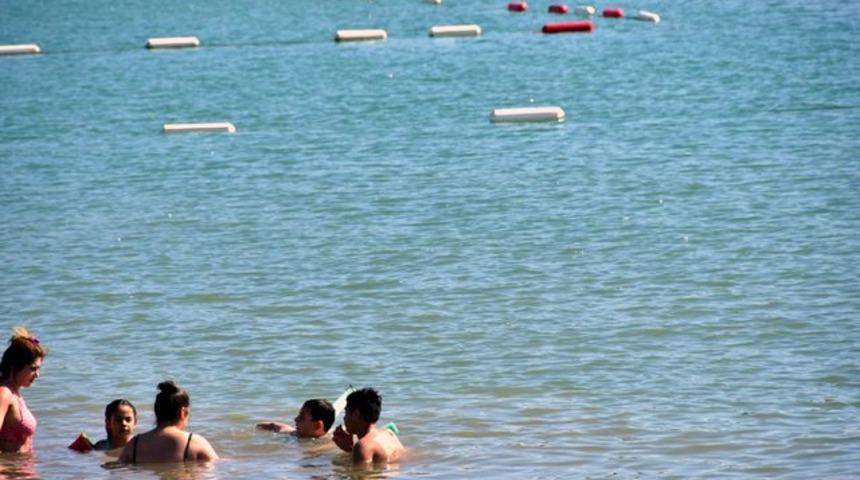 Tatilciler akın etti! Sahillerde yer kalmadı