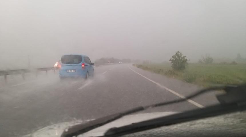 Dolu yağışı s&uuml;r&uuml;c&uuml;lere zor anlar yaşattı