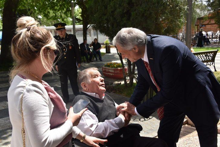 Bozüyük’te ilçe protokolü vatandaşlarla bayramlaştı G1