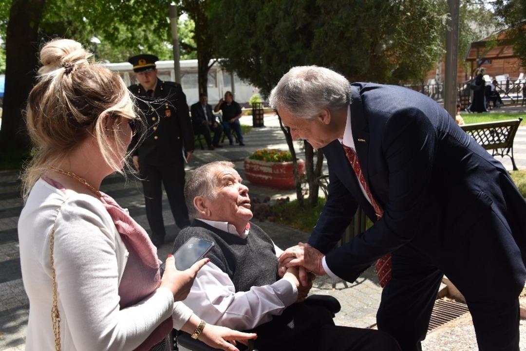 Boz&uuml;y&uuml;k&rsquo;te il&ccedil;e protokol&uuml; vatandaşlarla bayramlaştı