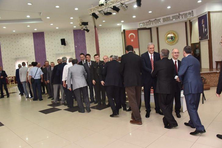 Bozüyük’te ilçe protokolü vatandaşlarla bayramlaştı G2