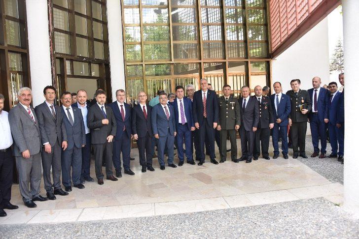 Bozüyük’te ilçe protokolü vatandaşlarla bayramlaştı G4